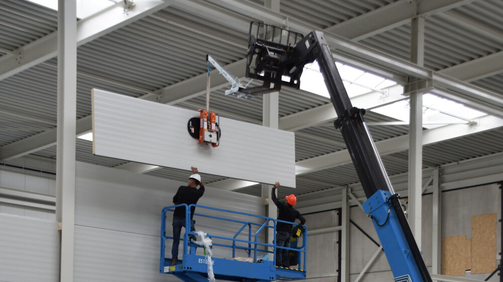 VIAVAC CraneArm met CladBoy Compact