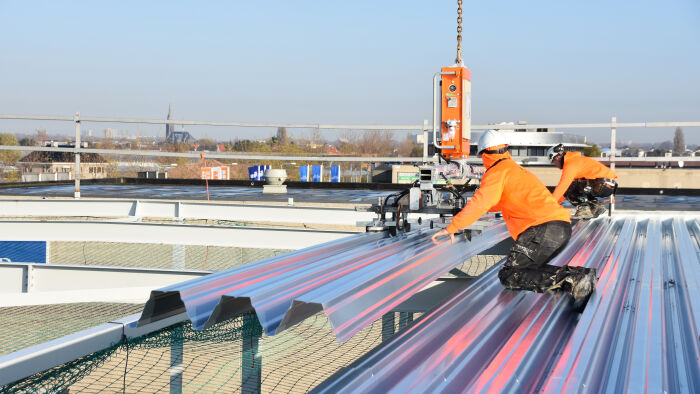 VIAVAC CladBoy: eenvoudig stalen dakplaten plaatsen